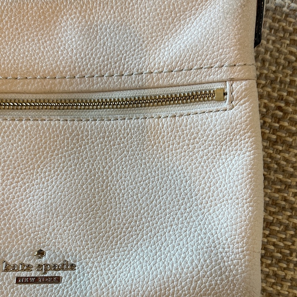 Kate Spade Ivory Crossbody Purse Great Condition!✨ - Picture 4 of 12